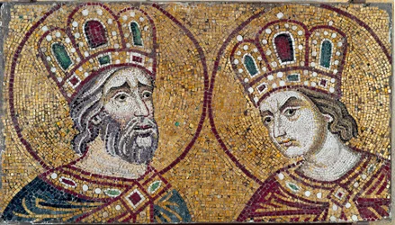 O Imperador Romano Constantino I, com Santa Helena, sua mãe (detalhe em mosaico)