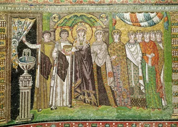 Imperatriz Theodora com sua corte de dois ministros e sete mulheres, c.547 AD (mosaico)