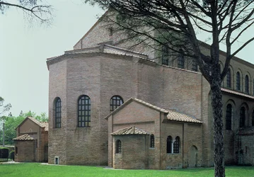 Fachada traseira da basílica, 536 dC