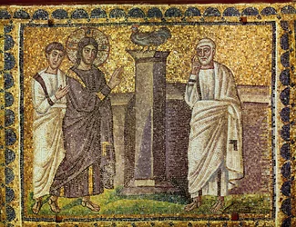 A negação de São Pedro, Jesus e um apóstolo, um galo sobre uma coluna, século VI (mosaico)