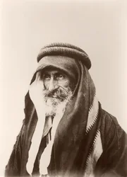 Retrato de Sheikh Khalil Senaah (contra um fundo de parede) em Kerak, c.1895-99