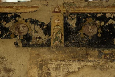 Fragmentos frescos, Salus Augusta Temple-Cryptoporticus, antiga cidade romana de Urbs Salvia, Urbisaglia, Marche, Itália (foto)
