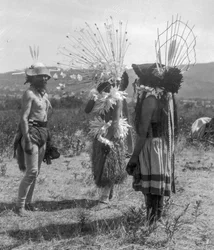 Pessoas nativo-americanas e traje de cerimónia tribal, Califórnia