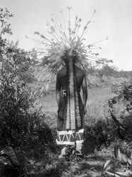Pessoas nativo-americanas e traje de cerimónia tribal, Califórnia