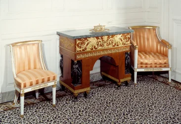 Primeiro Império do Mobiliário: o escritório do impressor Josephine de Beauharnais (1763-1814) realizado pelos irmãos Jacob (século XIX) após os desenhos de Charles Percier e Pierre Fontaine. 1800 Versailles, Grand Trianon
