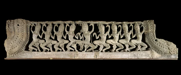 Artes khmer (Extremo Oriente). Registo inferior do frontão: nove apsaras dançantes. Baixo-relevo em arenito, finais do século XII - inícios do século XIII. Estilo de Bayon. Proveniente do Camboja, templo de Bayon. Paris, Museu Guimet - Museu Nacional das