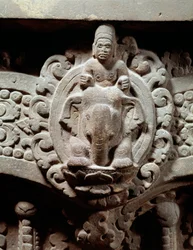 Arte khmer: «O deus Indra ao centro sobre Airavata e os Maruts, os deuses da tempestade e do vento». Lintel de pedra no estilo de Sambor Prei Kuk (600-650). Proveniente do Camboja. Paris, Museu Guimet, Museu Nacional das Artes Asiáticas
