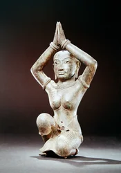 Mulher ajoelhada, segunda metade do século 11 (bronze com incrustações de prata e vestígios de ouro)
