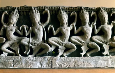 Os apsaras, criaturas muito jovens e bonitas que dançavam no pátio da Indra. A mitologia hindu. Arte Khmer, templo Bayon.
