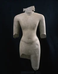 Torso de uma Divindade (provavelmente Vishnu), c. Século VII (grés)