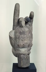 Mão de uma estátua colossal de Shiva, de Koh Ker, província de Kompong Thom (arenito)
