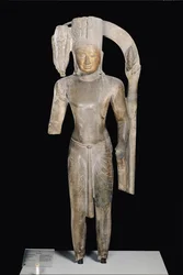 Estátua de pé de Harihara, estilo de Phnom Da, de Angkor Borei (arenito)