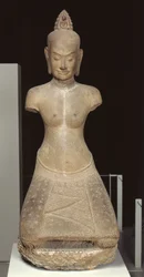 Estátua de Jayarajadevi sob o disfarce da divindade budista Tara ou Prajnaparamita (arenito)