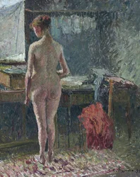 Mulher nua de costas para um interior