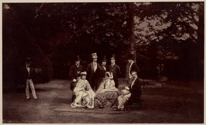 Grupo de Suas Altezas Reais a Princesa Clementina de Saxe Cobourg Gotha, os seus Filhos e Filha, o Duque d