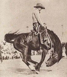 Cowboy a montar um bucking bronco (fotografia a preto e branco)