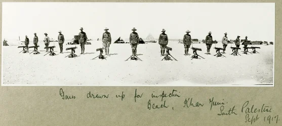 Armas preparadas para inspeção na praia, Khan Yunis, setembro de 1917