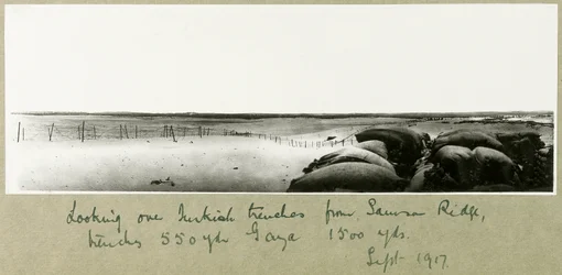 Olhando por cima das trincheiras turcas de Samson Ridge, setembro de 1917