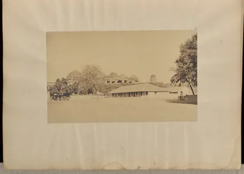 Madura. Palácio [de Trimul Naik], com a escola do Sr. Fischer em primeiro plano.