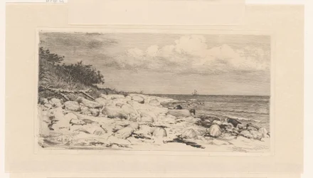 Praia com seixos, à beira-mar