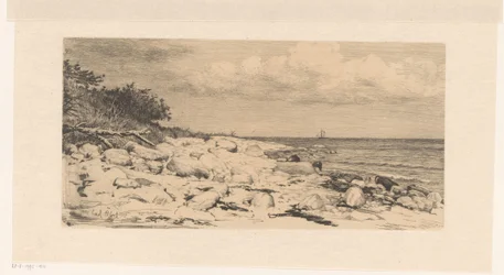 Praia com seixos, junto ao mar
