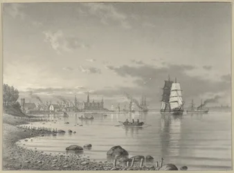 Navegação no Oresund com Helsingor e Castelo de Kronborg à distância