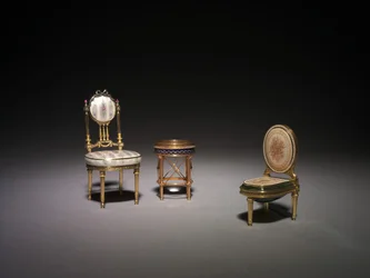 Cadeira em miniatura, bússola e bidê em miniatura