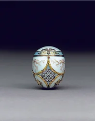 Bonbonnière de ovo de duas cores com joias raras, 1896-1908