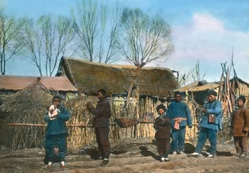 China, chineses numa aldeia, data da imagem: cerca de 1920, Arquivo Carl Simon