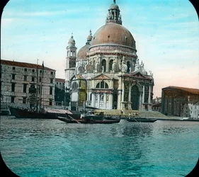 Itália, Veneza, vista para a Basílica Santa Maria della Salute, também conhecida como Basílica de Santa Maria da Saúde, área de Dorsoduro, data da imagem: cerca de 1910. Arquivo Carl Simon