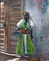 Marrocos, rapariga Kabyle do grupo étnico Berbere, data da imagem: cerca de 1910. Arquivo Carl Simon