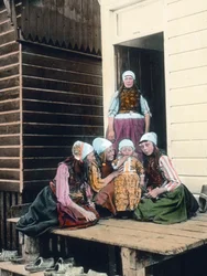 Países Baixos, retrato de uma família holandesa. Mãe orgulhosa com as suas quatro filhas. Data da imagem: cerca de 1920. Arquivo Carl Simon