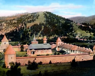 Roménia, Bucovina, Mosteiro de Sucevita situado no vale do riacho Sucevita, data da imagem: cerca de 1920. Arquivo Carl Simon