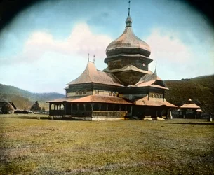 Roménia, uma igreja grega unida na região da Bucovina, data da imagem: cerca de 1920. Arquivo Carl Simon