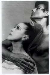 Martha Graham (1894-1991) e Bertram Ross (1920-2003) em "Visionary Recital", 27 de junho de 1961 (impressão em gelatina e prata)