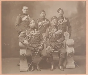 Oficiais Ordenados do Rei da Índia dos regimentos Gurkha
