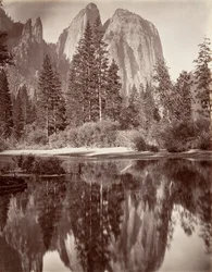 Vista de espelho de Cathedral Rocks, Yosemite, ca. 1872, impresso ca. 1876.