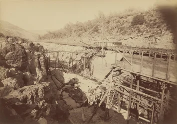 Colocação no elevador, Golden Feather, Oroville, 1891 (foto)