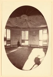 Interior do pavilhão, construído sobre o tronco de uma árvore, Mammoth Tree Grove, Calaveras Co., Cal.