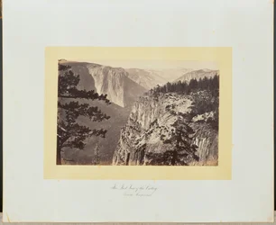 A primeira vista do vale a partir do trilho de Mariposa