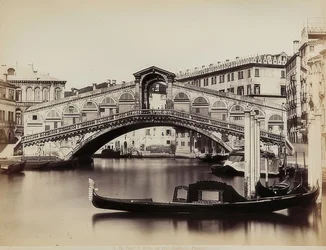 Vista do Grande Canal com a Ponte di Rialto em Veneza. Aprox. 1865-1875