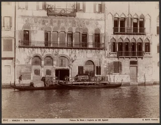Palácio Da Mosto e o ferry SS Apostoli