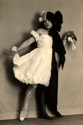 Retrato de Wanda Wulz vestida com uma fantasia