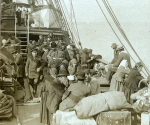 Peregrinos russos a Jerusalém a bordo de um navio no porto de Beirute
