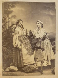 [Retrato de duas mulheres ciganas da Roménia]