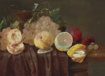 Uvas, pêssegos, um limão, ameixas, cerejas e um rocambole sobre uma mesa parcialmente coberta