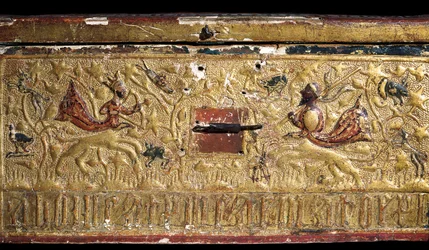 Detalhe de uma caixa de madeira dourada representando um rei e um chefe sarraceno lutando um contra o outro, escola catalã