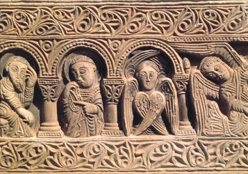 Relevo retratando santos com um serafim, detalhe do lintel do portal