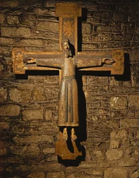 Cristo na cruz, completamente vestido