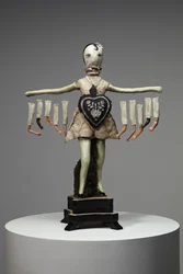 Coração Negro, 2013 (madeira, barro, tecido, tinta, peças de bonecas)